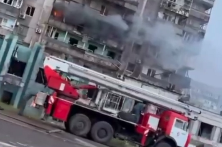 У Маріуполі через спроби рашистів повернути електрику масово горять квартири (відео)