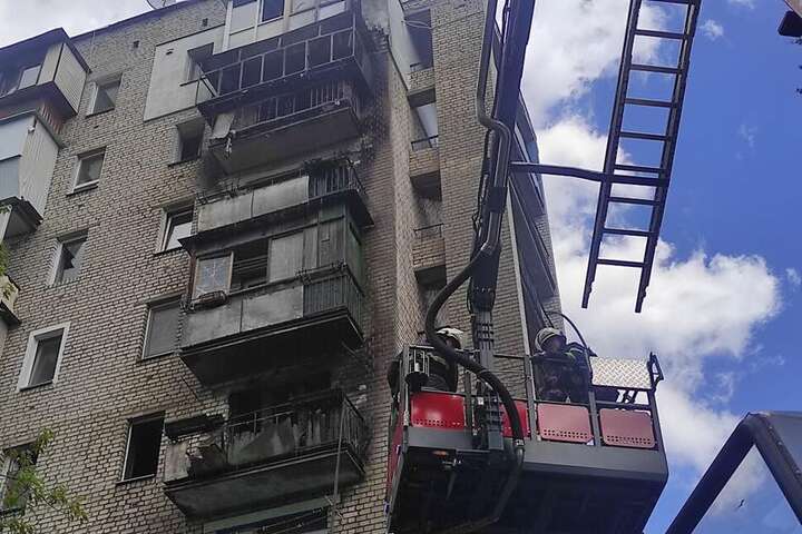 У Києві масштабна пожежа охопила багатоповерхівку (фото)