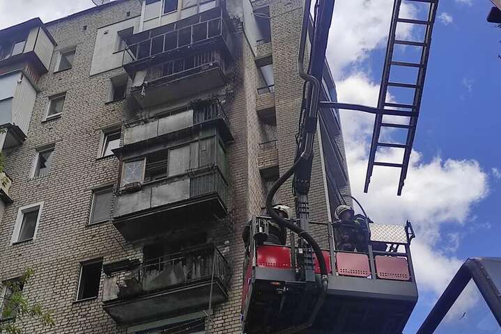 В Киеве масштабный пожар охватил многоэтажку (фото)