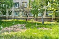 Біля житлових будинків Маріуполя з'являються нові могили