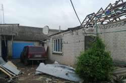 В результате обстрела в домах разрушены крыши, выбиты окна