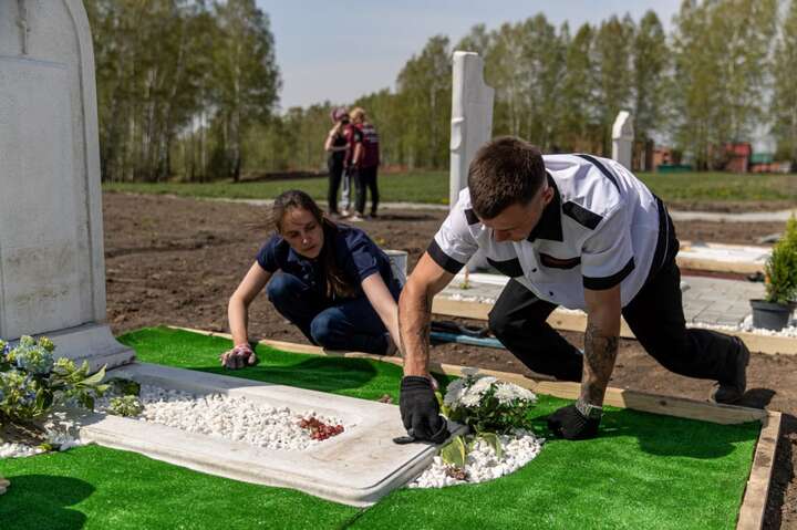 У російському Новосибірську влаштували конкурс із прикрашання могил (фото)