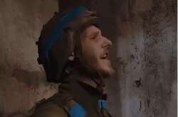 Боец поет под звуки взрывов