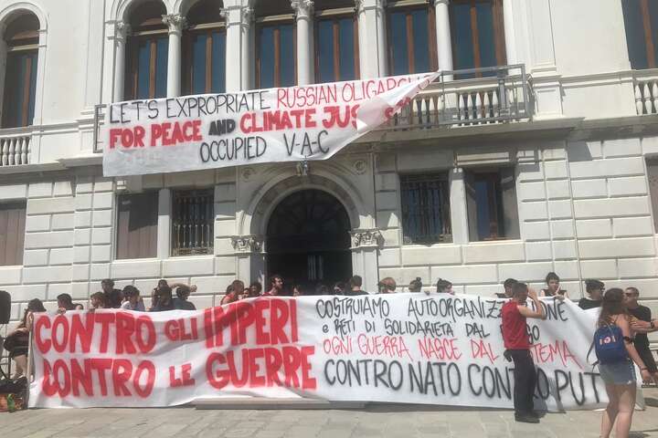 У Венеції активісти захопили палац путінського олігарха (фото)