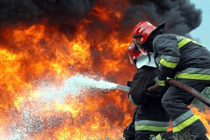 Ракетний обстріл Миколаєва: у місті спалахнула пожежа (фото)