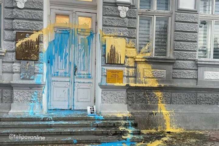 У Криму невідомі облили адміністрацію окупантів жовтою і блакитною фарбою (фото)