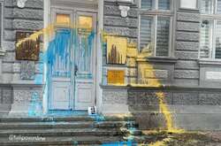 У Криму невідомі облили адміністрацію окупантів жовтою і блакитною фарбою (фото)