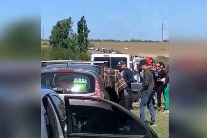 Українці чекають в полі можливості евакуюватися з Херсонщини (відео)