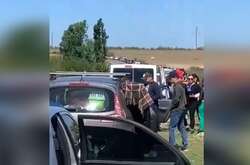 Невідомо, скільки ще людям доведеться чекати у черзі