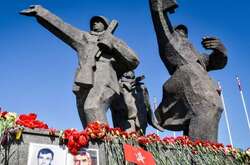 Рига демонтує пам'ятник, де збиралася місцева «вата»: Росія в істериці (відео)