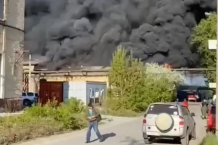В России мощно горит химзавод (видео)