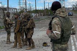 Несли раненых на руках. Как украинские воины покидали «Азовсталь» (видео)