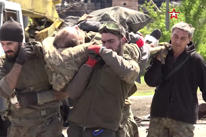 Окупанти опубліковали кадри виходу українських воїнів із «Азовсталі» (відео)