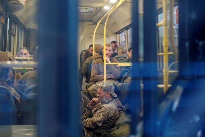 Автобуси із захисниками Маріуполя продовжують прибувати в окуповану Оленівку – Reuters