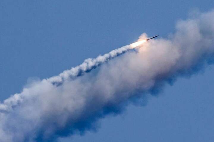 Росіяни випустили ракети по Дніпру: над містом стовп диму