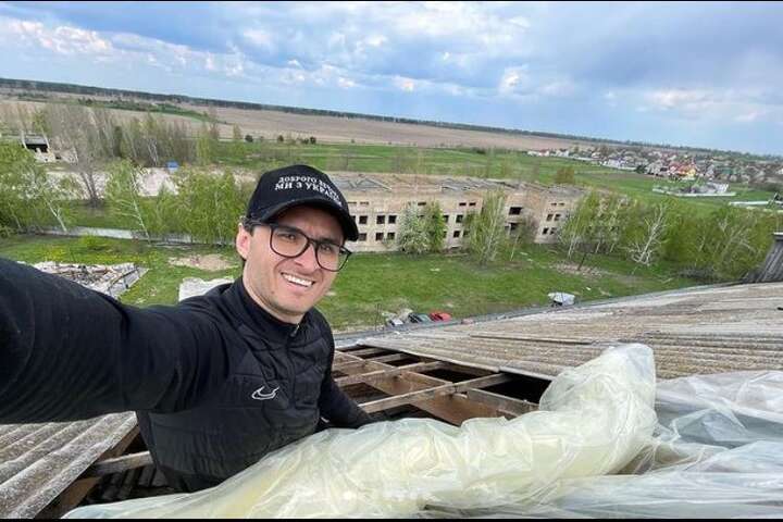 Игорь Ласточкин с командой Лиги смеха ремонтируют крыши в Макарове - Игорь Ласточкин: Мои российские родственники тупые, не хотят думать