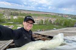 Игорь Ласточкин с командой Лиги смеха ремонтируют крыши в Макарове
