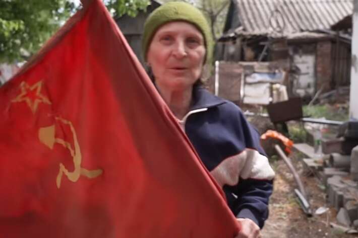 Випадково стала символом для Росії. Історія «бабусі з прапором» (відео)