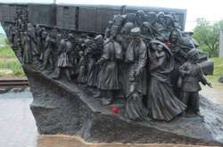 Цей пам'ятник у Криму поставили росіяни. Він<span>&nbsp;зображений так, немов люди самостійно йдуть у вагони і до них не застосовують ніякої сили</span>