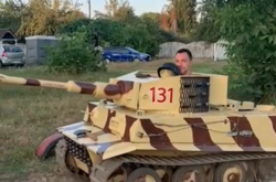 Арестович показав, як керує танком тигрового забарвлення