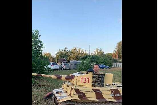 Арестович в танке - Арестович показал, как заходит с фланга на танке