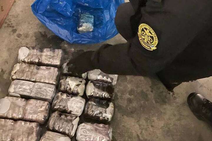 У паливному баку автівки іноземця митники виявлено 21 кг наркотиків (фото)