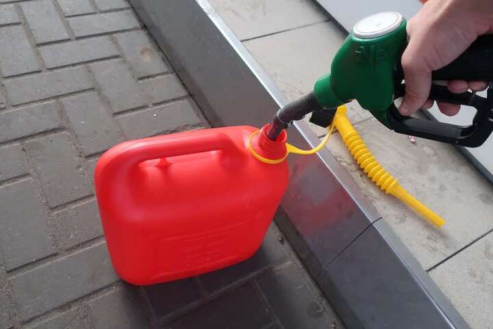 Деякі українці нелегально продають паливо в умовах його дефіциту - Шахраї наживаються на продажі бензину: як працює схема
