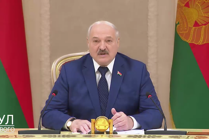 Лукашенко загрустил, что придется пересаживаться с «Мерседеса» на «Москвич» (видео)