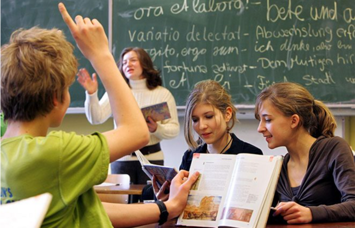 Як отримати документи про освіту школярам, які опинились за кордоном: роз’яснення Міносвіти 