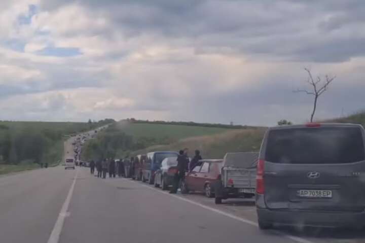 Автомобілі розтяглися на десятки кілометрів - Окупанти заблокували на дорозі в Запорізькій області понад тисячу авто з дітьми (відео)