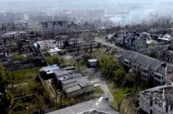 Рубежное разделило судьбу Мариуполя: город разрушен, во дворах – кладбища (фото)