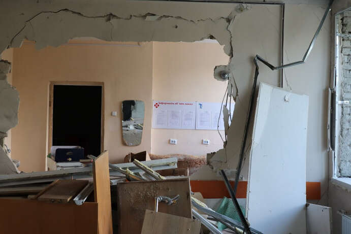 Слідчі встановили окупантів, які з танків розстріляли лікарню в Тростянці (фото, відео)