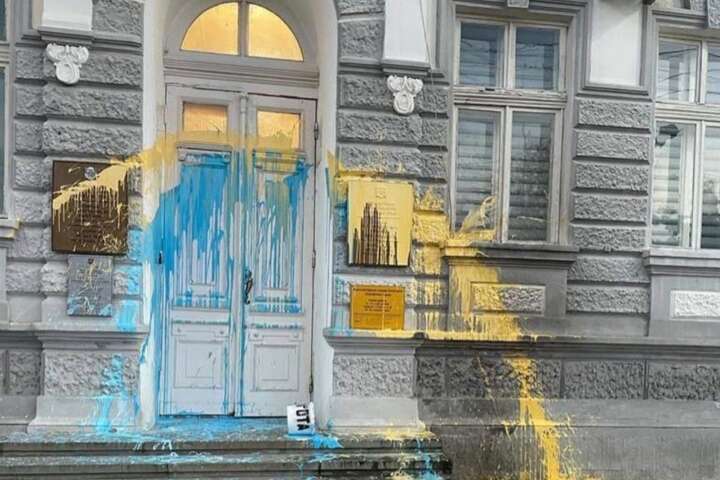 Кримський художник облив будівлю окупаційної адміністрації жовто-блакитною фарбою