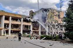 Після влучення снаряду в Будинку культури зайнялася пожежа