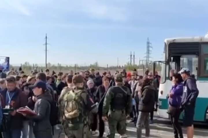 Як Росія депортує мешканців окупованого Маріуполя (відео)