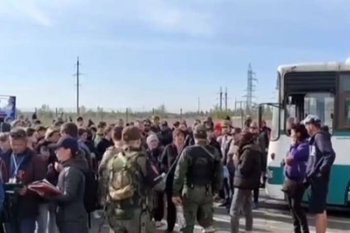 Как Россия депортирует жителей оккупированного Мариуполя (видео)