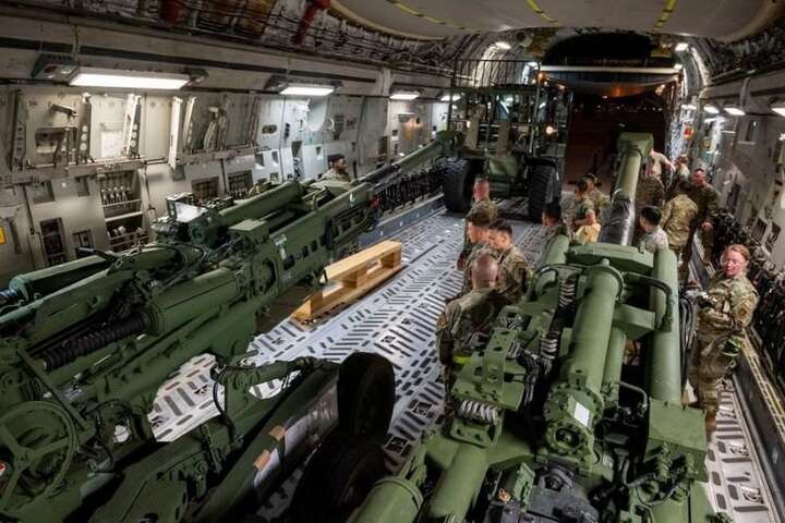 США відправили до України гаубиці M777: фото з літака