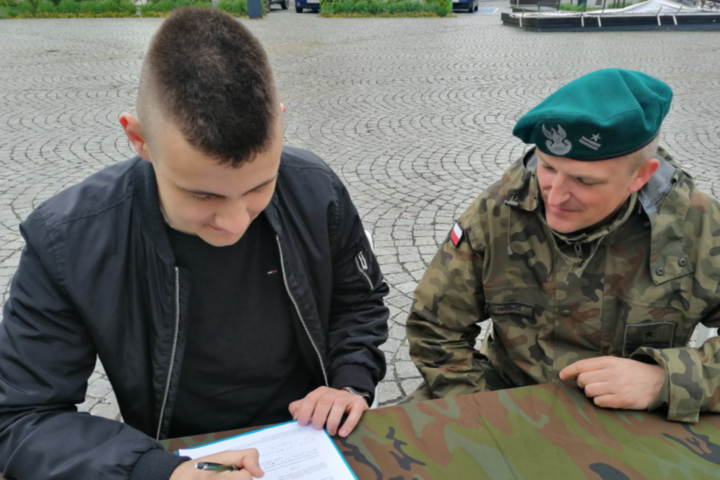 Польща почала масовий набір добровольців: не допустимо такого, як в Україні