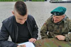  Заповнення добровольцем анкети на вступ до Польського війська 
  