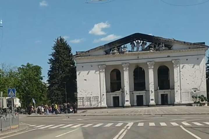 Рашисты устроили экскурсию по уничтоженному драмтеатру в Мариуполе, где погибли люди