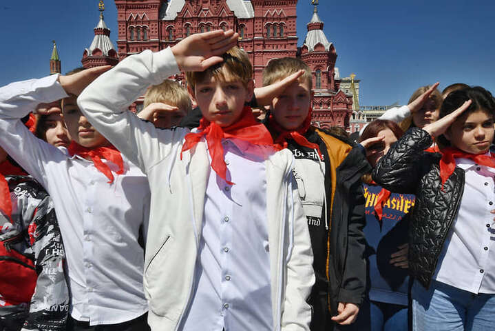 Обратно в СССР: на Красной площади пять тысяч школьников стали пионерами (видео)