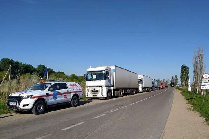 Молдова відправила в Україну вісім вантажівок гумдопомоги