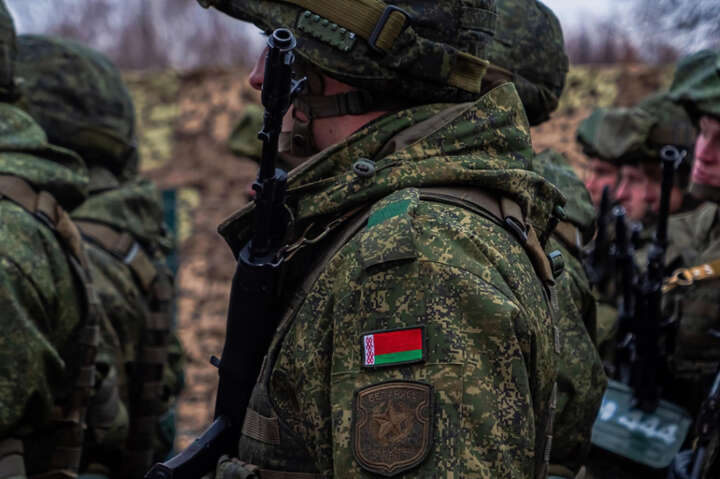 Білорусь стягує додаткові війська до українського кордону