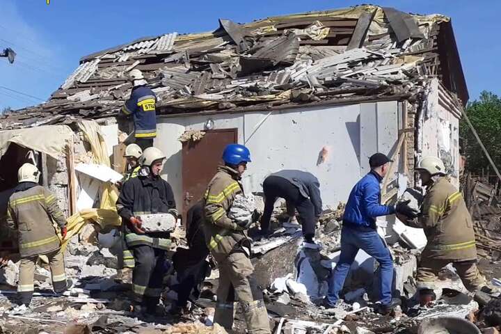 Рятувальники показали руйнівні наслідки ракетного удару по Сумщині (фото, відео)