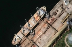 Спутниковые снимки зафиксировали, как оккупанты воруют украинское зерно (фото)
