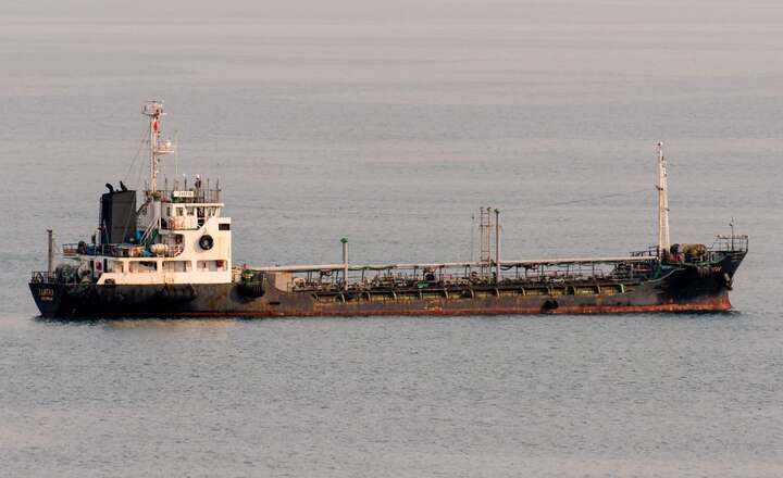 Російська нафта «зависла» у морі через санкції, – Reuters