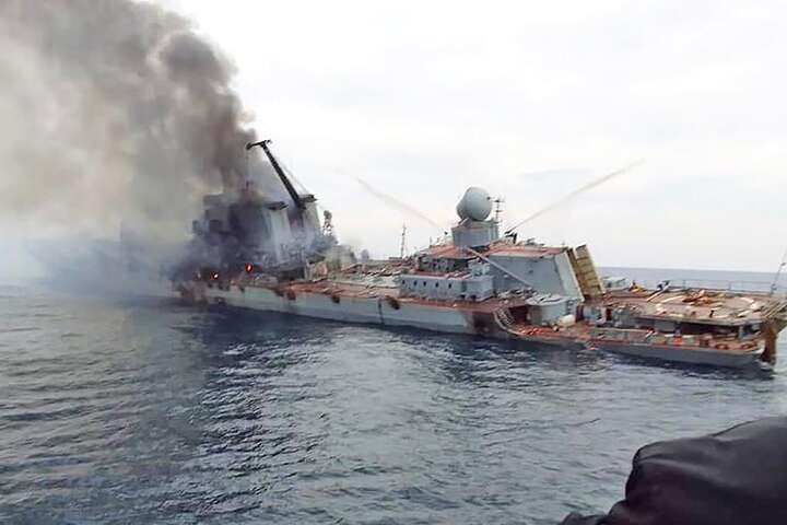 Як крейсер «Москва» пропонував захисникам Зміїного здатися: відео