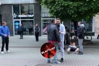 Житель Івано-Франківська побив вуличного музиканта за пісні мовою окупанта (відео)