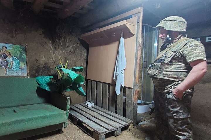 Миколаївські військові облаштували в окопах їдальню, спальню та лазню (фото, відео)