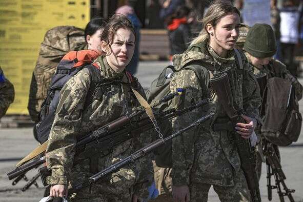 Багато хто з жінок взяв до рук зброю і захищають країну з перших днів війни - У війні в Україні також і жіноче обличчя